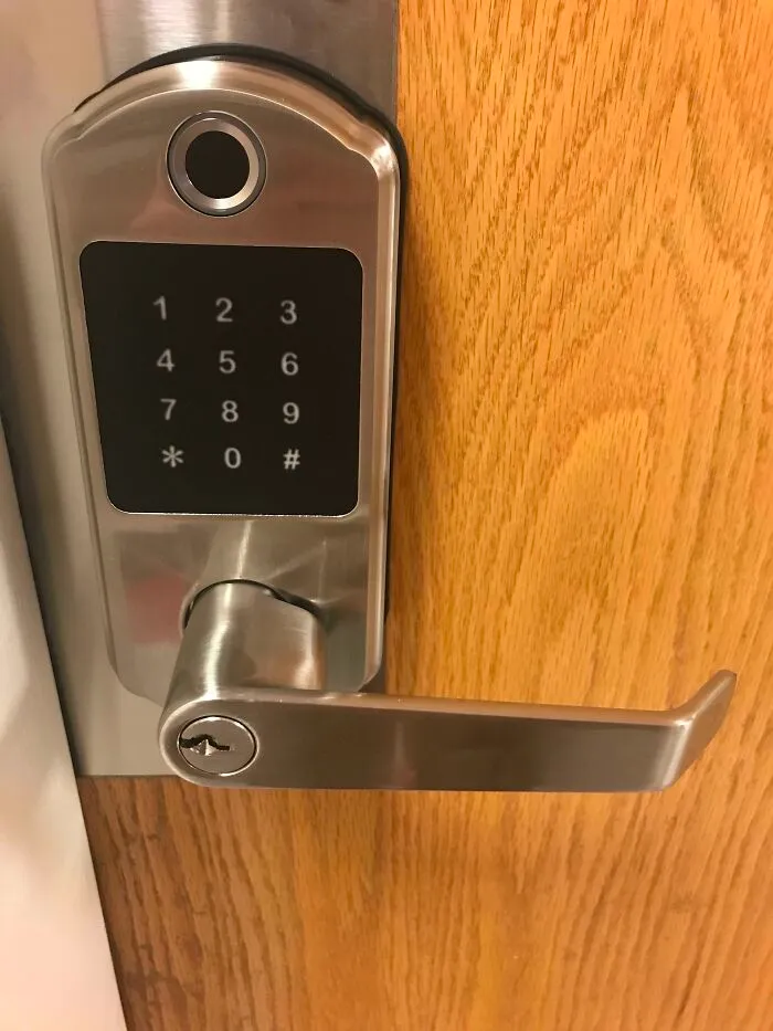 Después de 8 horas de clase todo el mundo vuelve al dormitorio sólo para encontrar nuevas cerraduras y escáneres dactilares en las puertas y ninguno de los empleados sabe los códigos o cómo podemos entrar en nuestras habitaciones