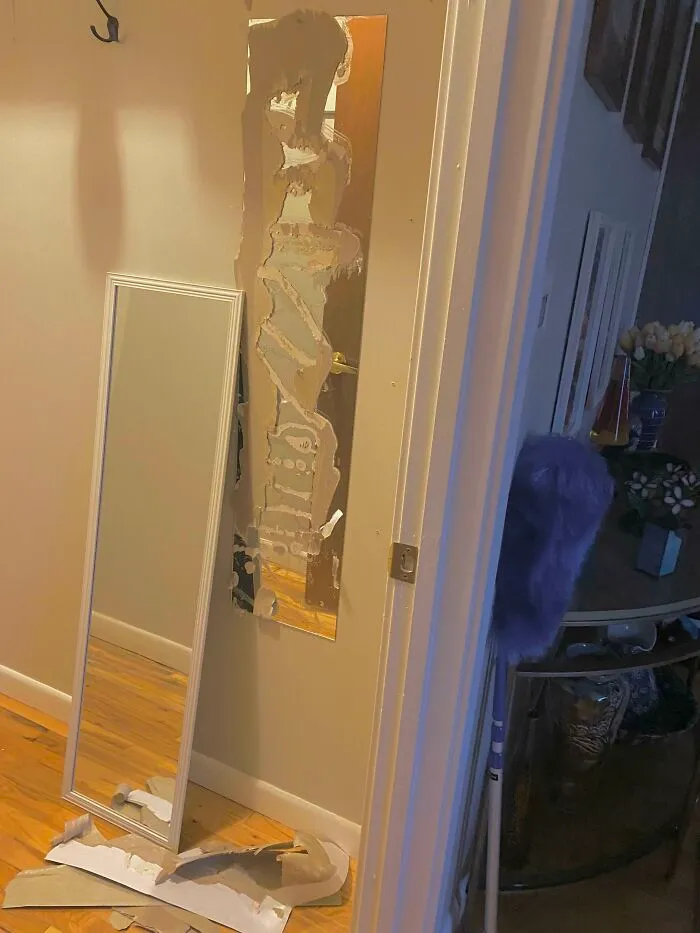 Quitar un espejo barato pegado a la pared, sólo para encontrar un espejo aún más barato pegado a la pared debajo de él