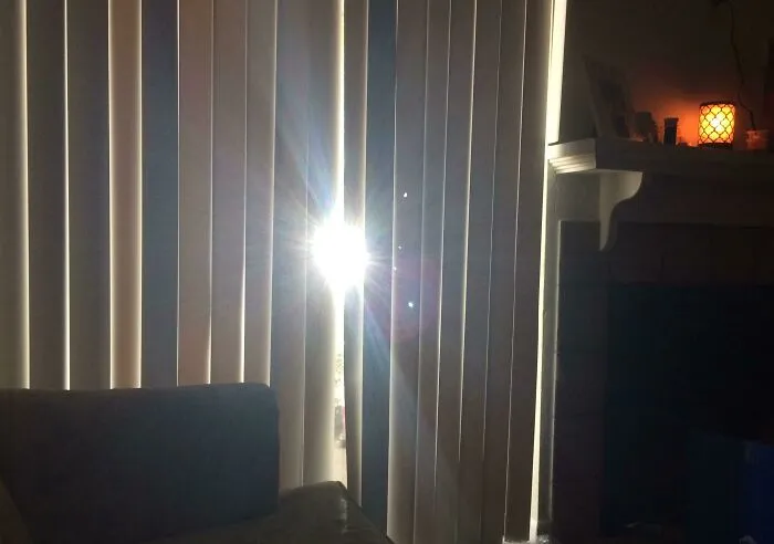 El sol ha viajado unos 150 millones de kilómetros para reflejarse en el parabrisas de un coche a través de una pequeña grieta en mis persianas y brillar directamente en mi cara