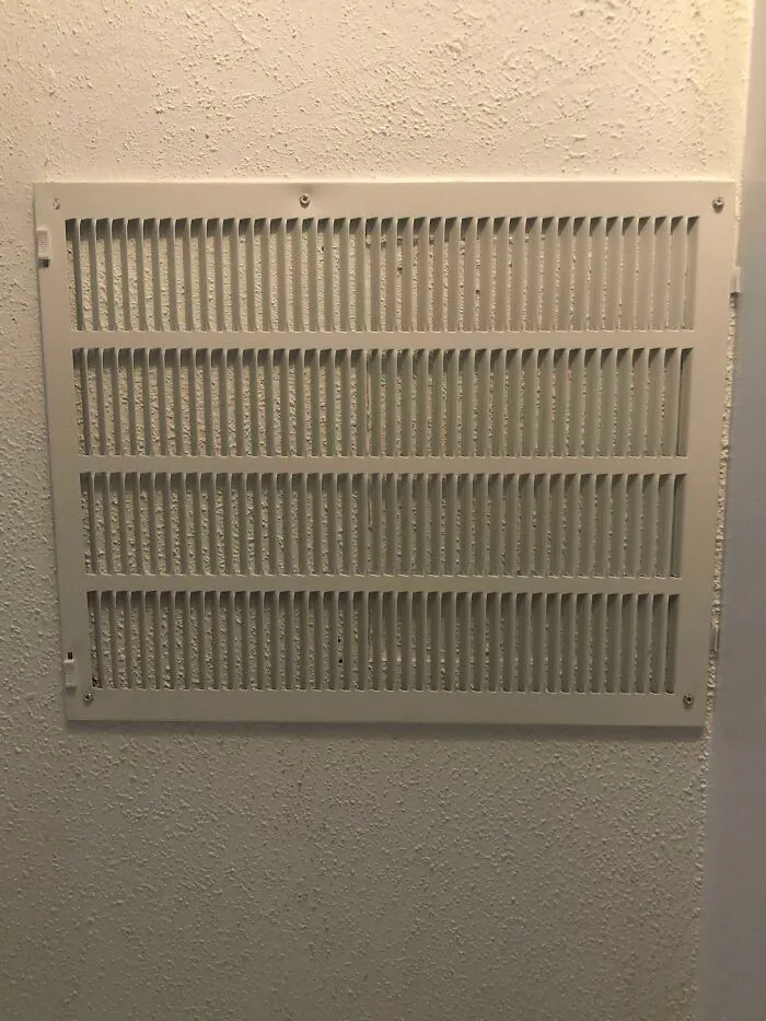 Sentado bajo esta rejilla de ventilación todo el verano preguntándome por qué no me enfriaba...