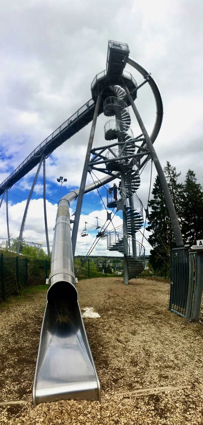 Tobogán gigante en un parque infantil de Alemania
