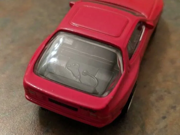 El diseñador del Porsche 944 de Hot Wheels tenía cáncer, el estetoscopio fue añadido por Ryu para rendir homenaje a su oncólogo, que conducía un 944. Descanse en paz, Ryu Asada