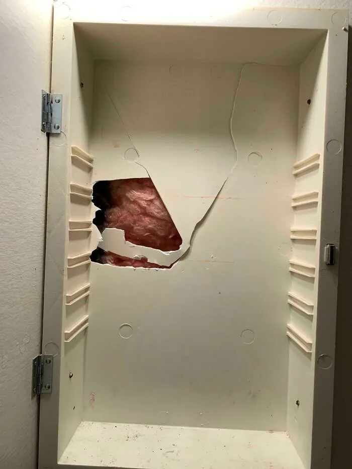 Me desperté con ruidos procedentes de mi cuarto de baño. Resulta que mi vecino intentó entrar en mi apartamento a través de mi botiquín