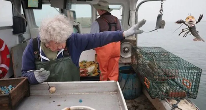 Esta mujer de 101 años fue fotografiada desechando una langosta por su tamaño y aquí tienes 20 memes al respecto