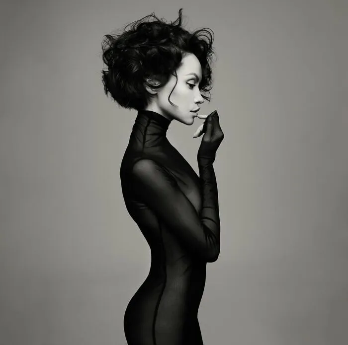Vestido negro. Oro, publicidad, profesional
