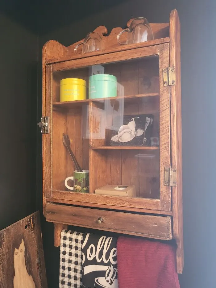 Una farmacia original restaurada que ahora se utiliza para los accesorios del café