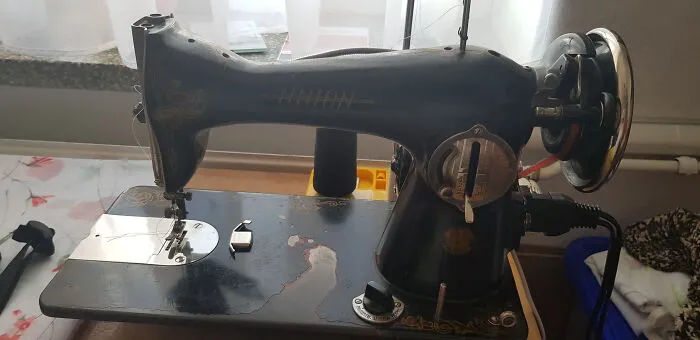 No tengo ni idea de cuántos años tiene, pero es una delicia lo bien que funciona y puede coser prácticamente cualquier cosa que le pongas debajo