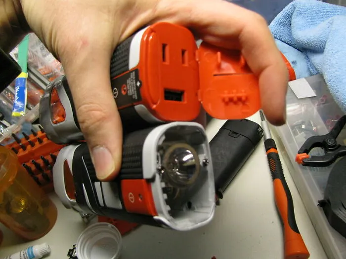 Una pistola eléctrica camuflada como una linterna