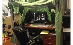 30 Times Staff Transformed Their Lifeless Office Cubicles Into Something Wonderful