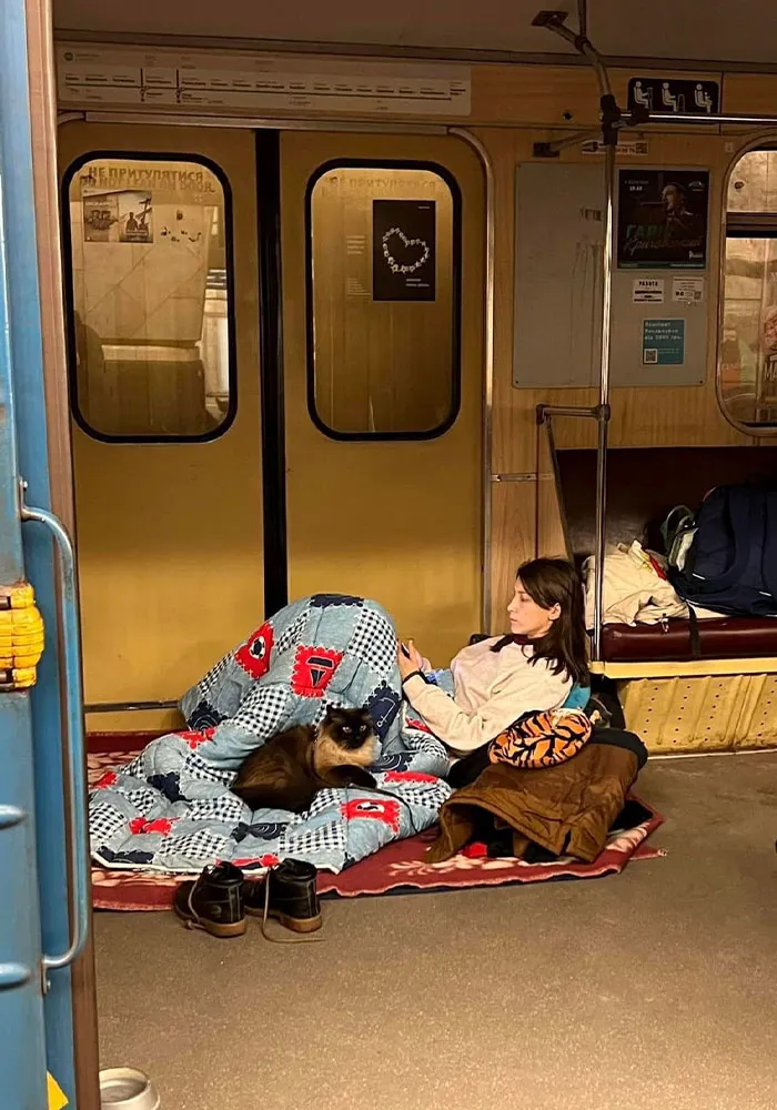 40 Photos Of Ukrainian Folks With Their Pets Amidst The War, Proving Just How Strong Human-Pet Love Can Really Be