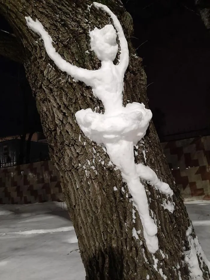 20 Snow Sculptures On Tree Trunks Made By A Russian Chemist Who Just Wanted To Decorate Her Neighborhood