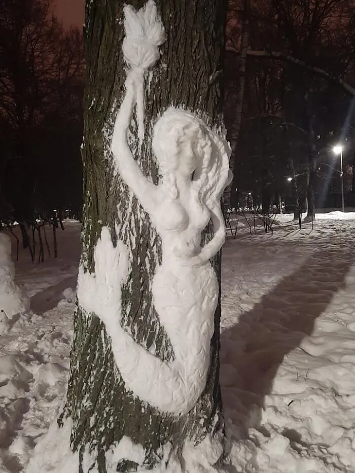 20 Snow Sculptures On Tree Trunks Made By A Russian Chemist Who Just Wanted To Decorate Her Neighborhood