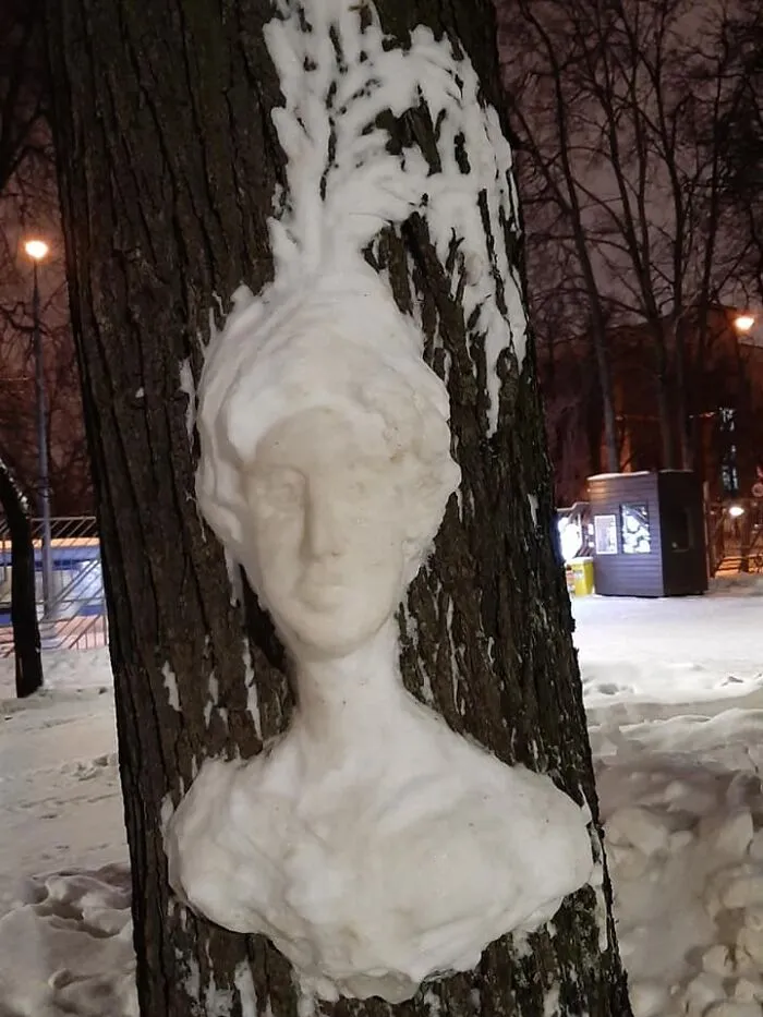 20 Snow Sculptures On Tree Trunks Made By A Russian Chemist Who Just Wanted To Decorate Her Neighborhood