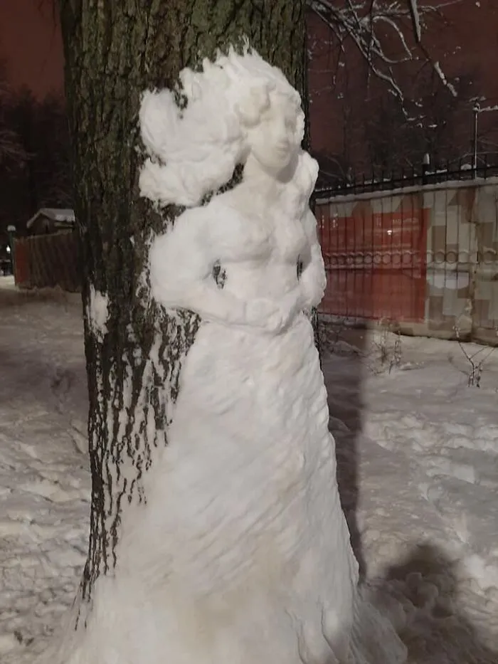 20 Snow Sculptures On Tree Trunks Made By A Russian Chemist Who Just Wanted To Decorate Her Neighborhood