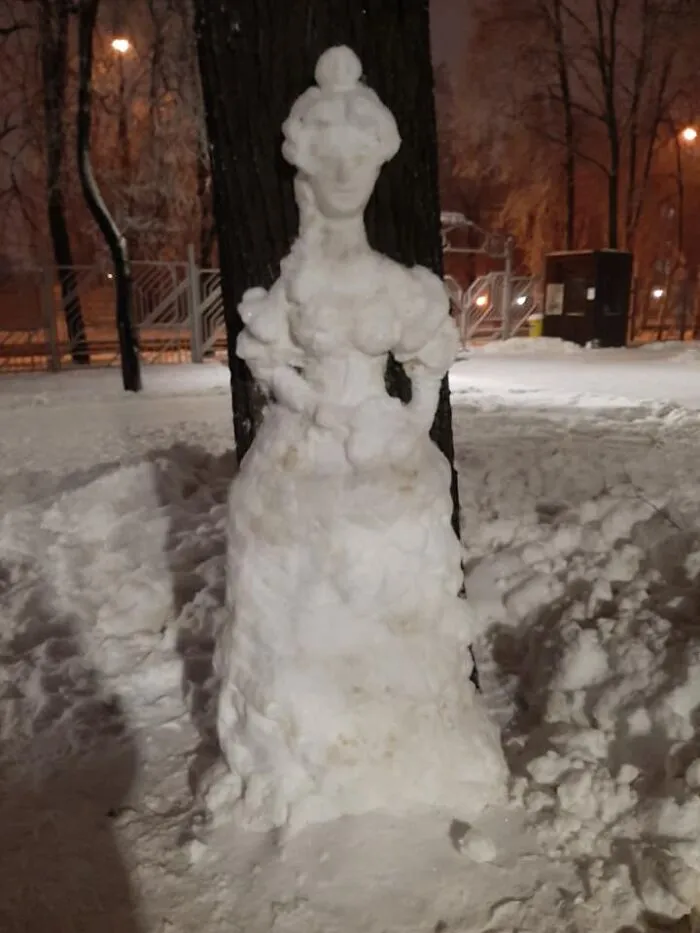 20 Snow Sculptures On Tree Trunks Made By A Russian Chemist Who Just Wanted To Decorate Her Neighborhood