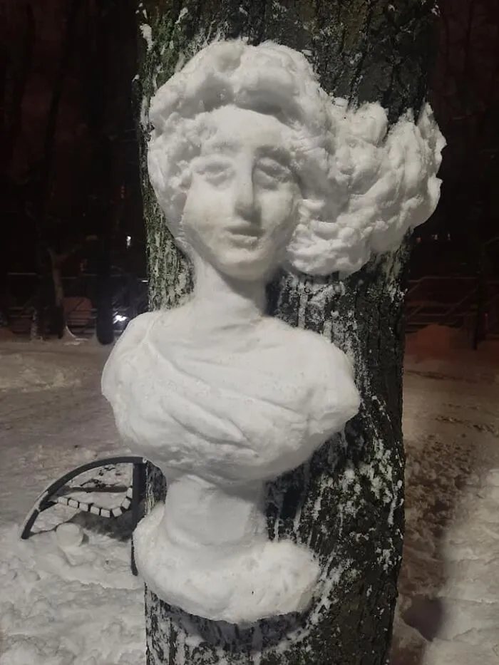 20 Snow Sculptures On Tree Trunks Made By A Russian Chemist Who Just Wanted To Decorate Her Neighborhood