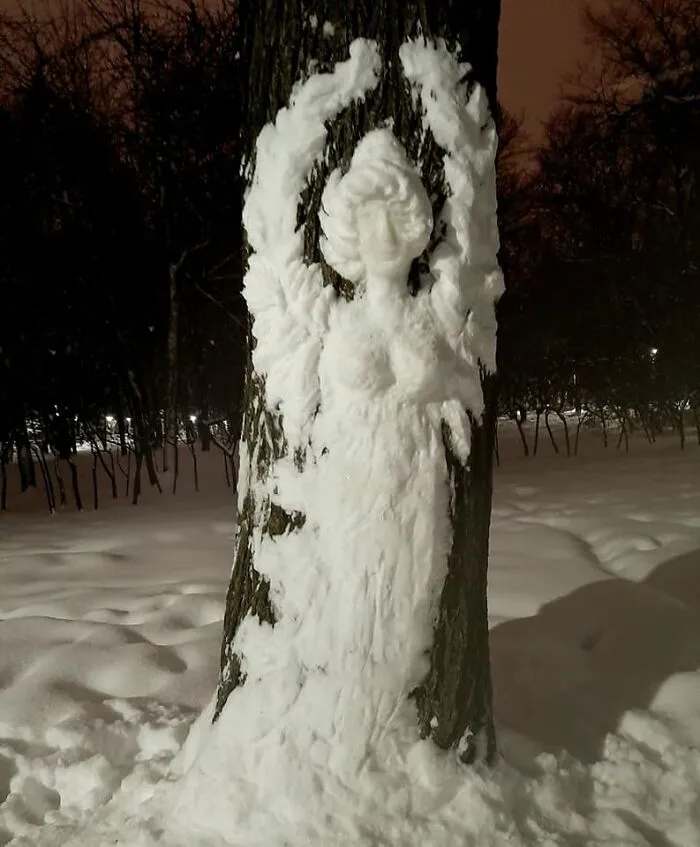 20 Snow Sculptures On Tree Trunks Made By A Russian Chemist Who Just Wanted To Decorate Her Neighborhood