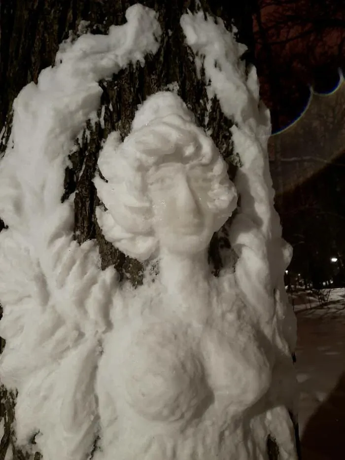 20 Snow Sculptures On Tree Trunks Made By A Russian Chemist Who Just Wanted To Decorate Her Neighborhood
