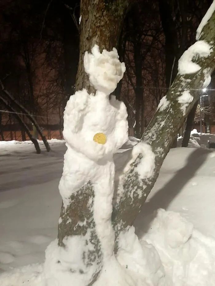 20 Snow Sculptures On Tree Trunks Made By A Russian Chemist Who Just Wanted To Decorate Her Neighborhood