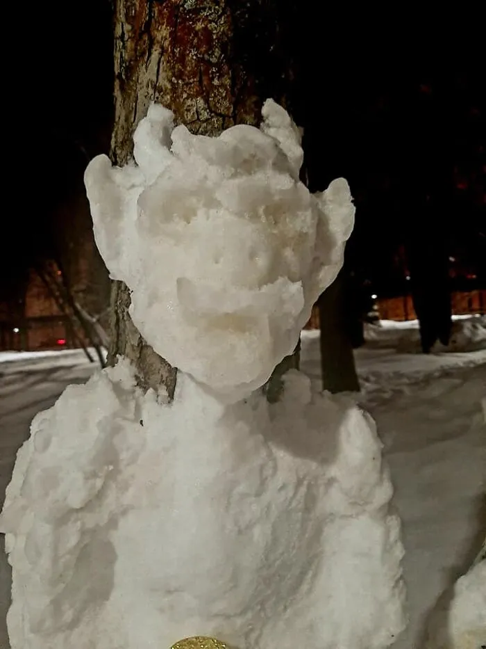 20 Snow Sculptures On Tree Trunks Made By A Russian Chemist Who Just Wanted To Decorate Her Neighborhood