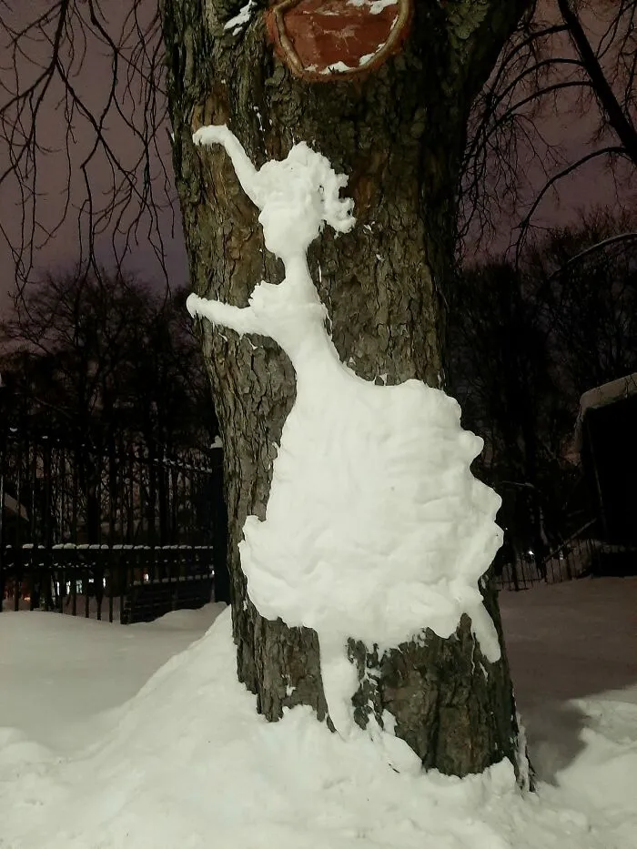 20 Snow Sculptures On Tree Trunks Made By A Russian Chemist Who Just Wanted To Decorate Her Neighborhood