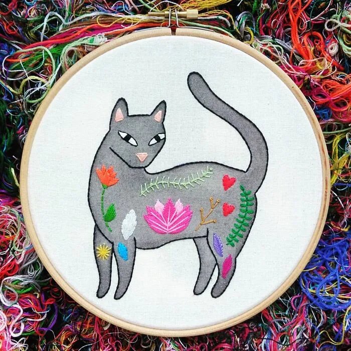 Creamos bordados con frases divertidas y honestas, aquí tienes 35 de nuestras mejores creaciones