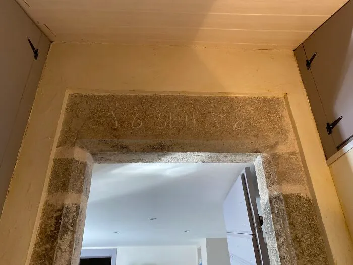 El dintel de la puerta principal de 1678. Doubs, Francia