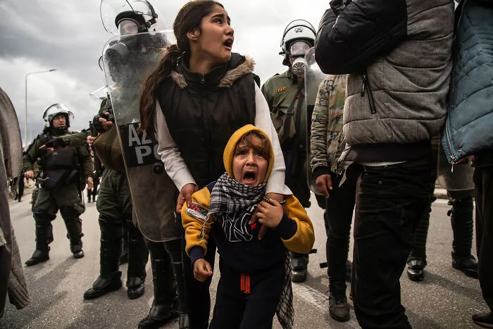 Niñas migrantes llorando. 1º puesto, editorial