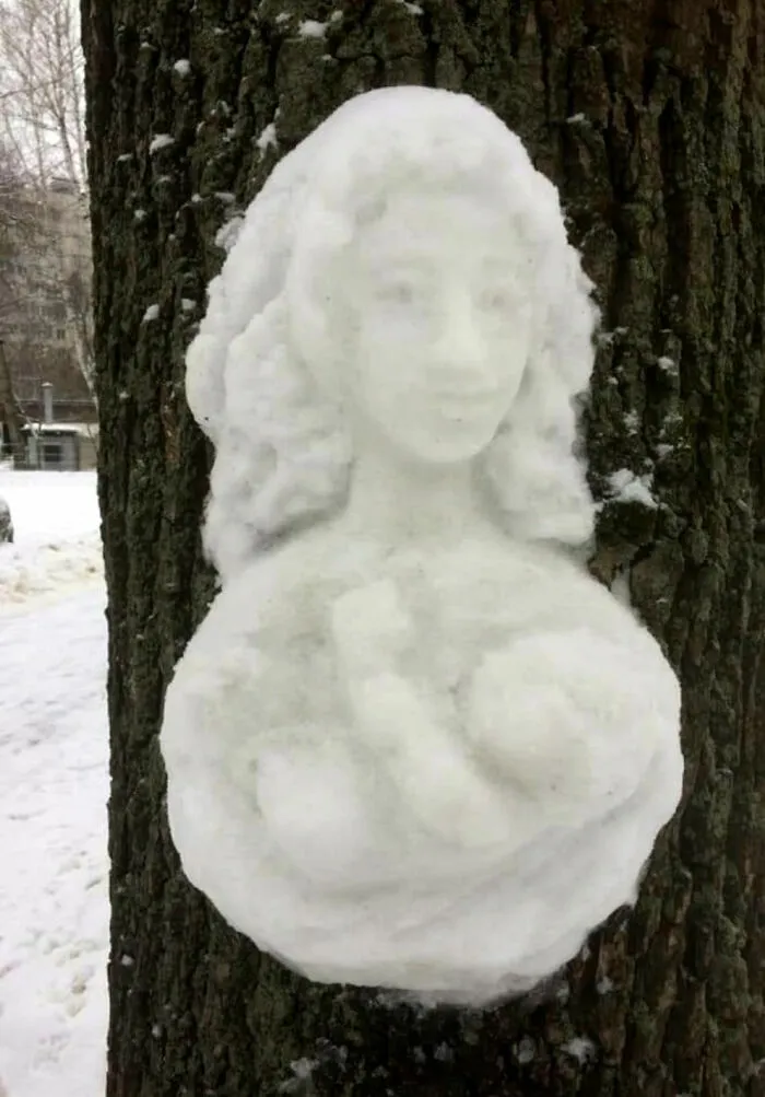 20 Snow Sculptures On Tree Trunks Made By A Russian Chemist Who Just Wanted To Decorate Her Neighborhood