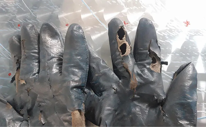 Mi jefe me dio estos guantes para “soldar” cuando se me quemaron los que tenía antes 