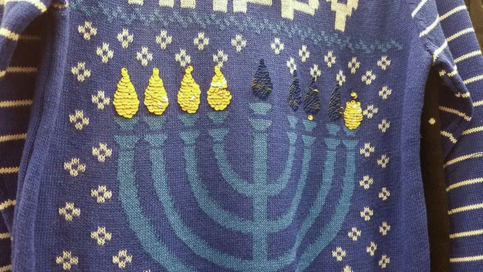 Puedes encender y apagar las velas de esta menorah