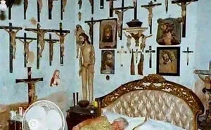 The "Cursed Image Dealer" Instagram Account Collects The Most Uneasy Images Found Online, And Here’s 40 Of Their Best