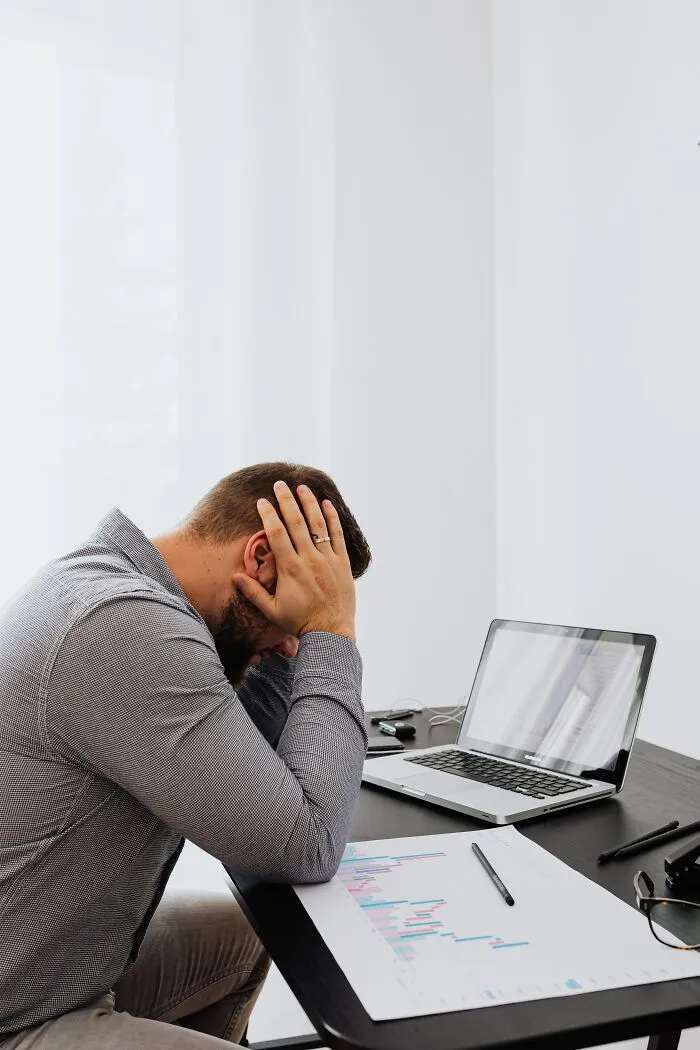 20 Señales que demuestran que un compañero de trabajo es inútil o incapaz