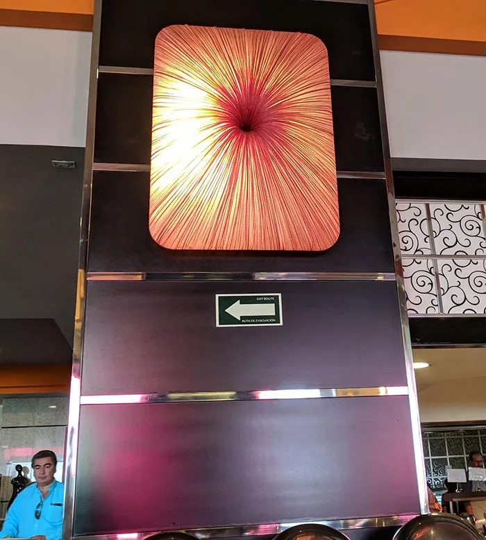 The Decorations On This Hotel Restaurant