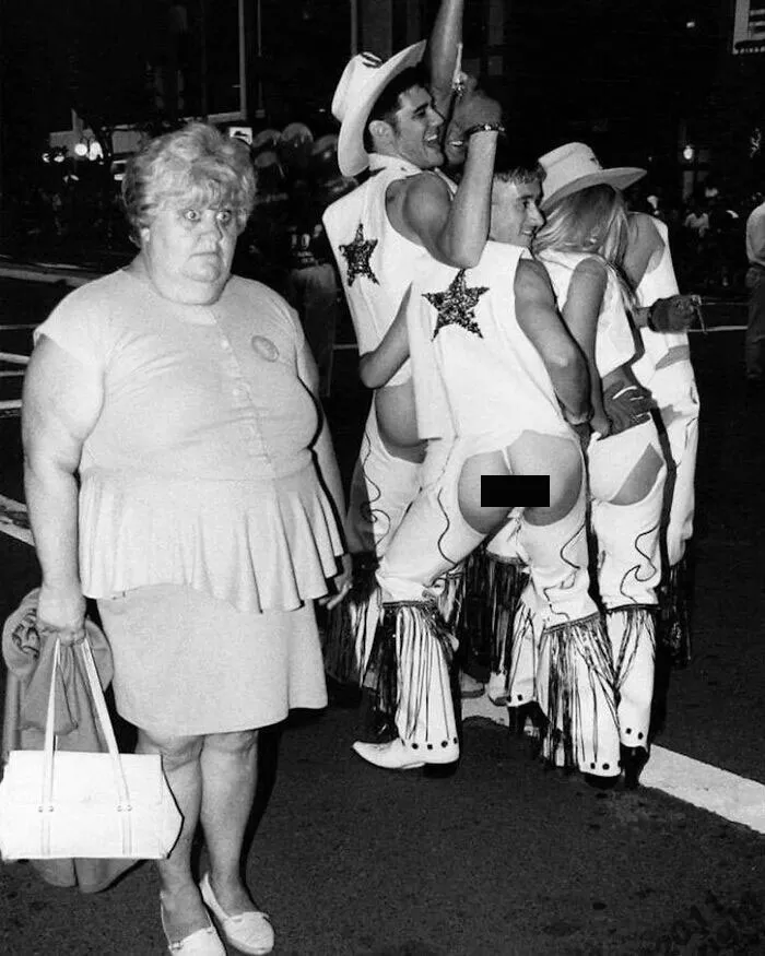Una transeúnte sorprendida en el desfile anual de carnaval gay y lésbico de Sydney, 1994
