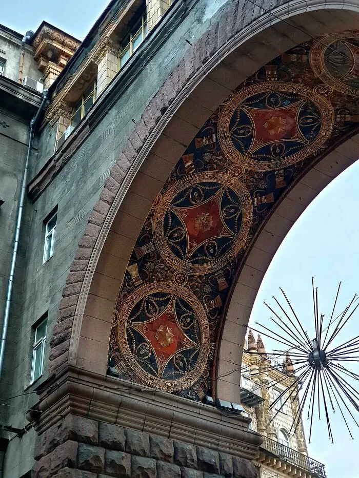 Detalles arquitectónicos de la época soviética en Kyiv