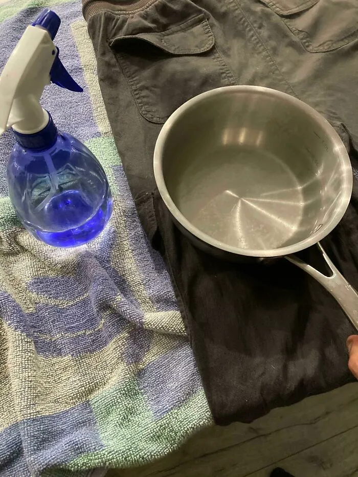 Mi prometido quería aplanar sus bolsillos con una plancha pero se dio cuenta de que no teníamos una. Le mostré que se puede hacer con una olla de agua hirviendo y una botella de spray. Supongo que crecer pobre puede ser útil