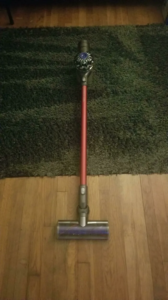 Si vives en un complejo de apartamentos, sólo revisa el contenedor de vez en cuando. Encontré una Dyson V6 que funcionaba y sólo tuve que limpiar el rodillo para arreglarla. La gente tira casi todo a la basura