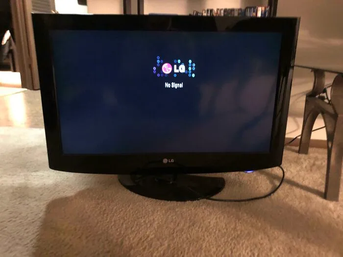 Alguien dejó este televisor de 32" en pleno funcionamiento junto al contenedor. Por suerte, lo rescaté antes de que llegara la lluvia