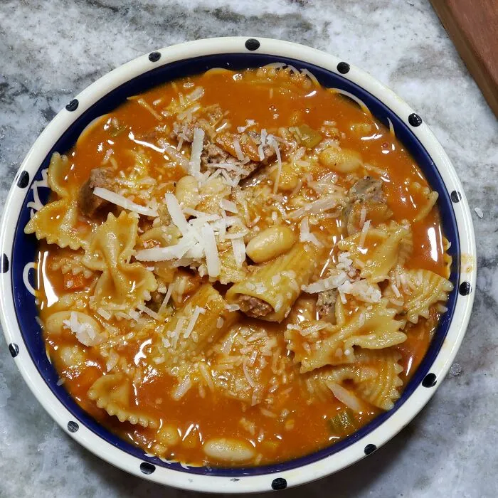 ¿A alguien más le gusta hacer comidas Frankenstein? Limpiar la nevera y la despensa y utilizar lo que encuentres me obliga a ser creativa y normalmente resulta en algo delicioso y único