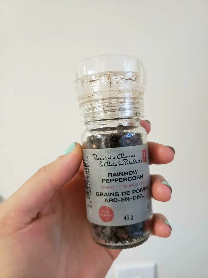Bueno... Tuve este molino de pimienta "desechable" durante unos 14 años y finalmente mordió el polvo. Sólo lo rellené durante los años con granos de pimienta a granel. ¡Hasta luego amigo!