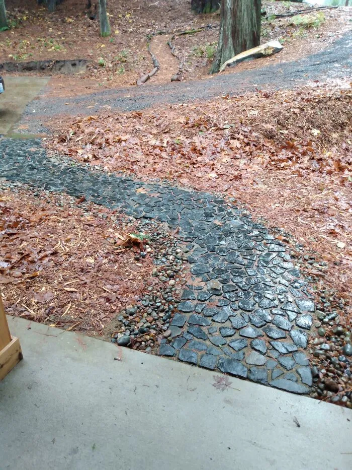 Construí mi propia acera con arena de glaciar desenterrada del patio lateral y rocas de base sobrantes utilizadas durante la construcción de la casa
