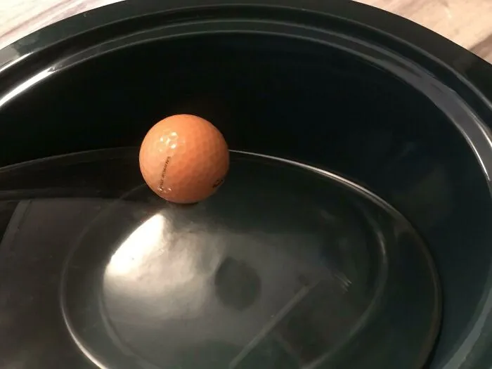 Arreglo para una tapa rota. He perforado un agujero en una pelota de golf y la he atornillado a mi olla de cocción lenta. No hay necesidad de comprar una nueva tapa. Costo de la pelota de golf: 0$. Tornillo y arandela: Encontrados en mi caja de herramientas, así que 0$. Me llevó unos 10 minutos. Tapa nueva de la olla: 30 dólares más o menos, o reemplazar toda la olla de cocción lenta, ¡así que sí!