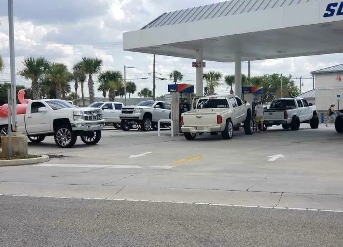 Toda una gasolinera de feos coches modificados