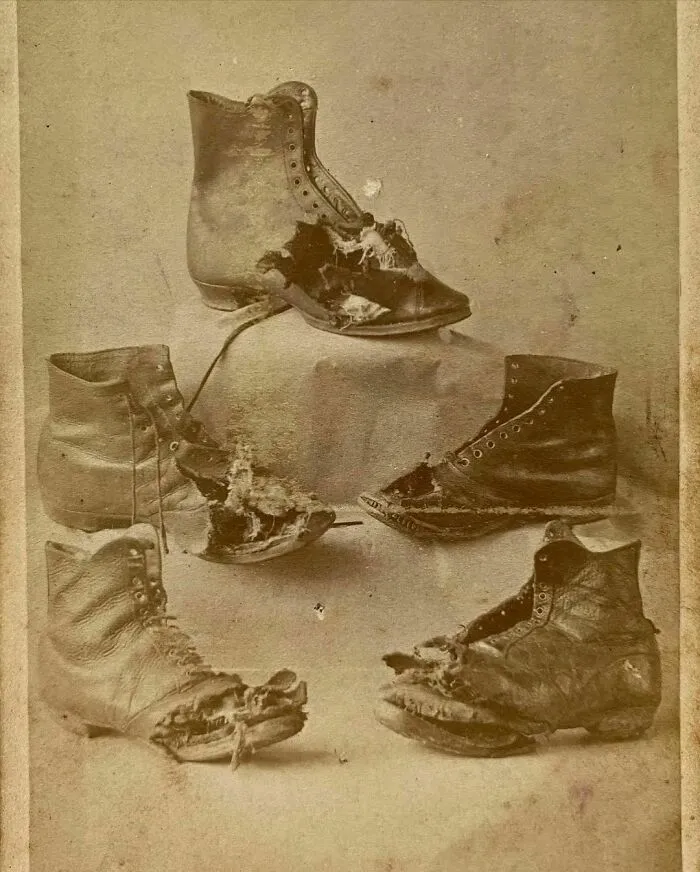 Estas eran las botas que llevaban los niños que recibieron el impacto de un rayo en la iglesia de San Eata de Atcham en Shropshire, Inglaterra, el 13 de julio de 1879.