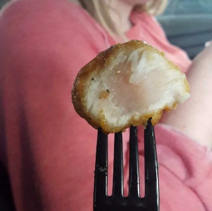 Me encanta cuando el pollo de la comida rápida tiene una corteza agradable y un centro jugoso y crudo