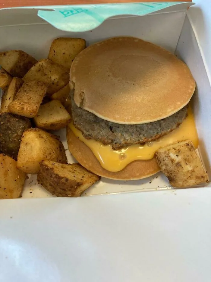 El almuerzo escolar de mis hijos hoy. Hamburguesa de salchicha con queso