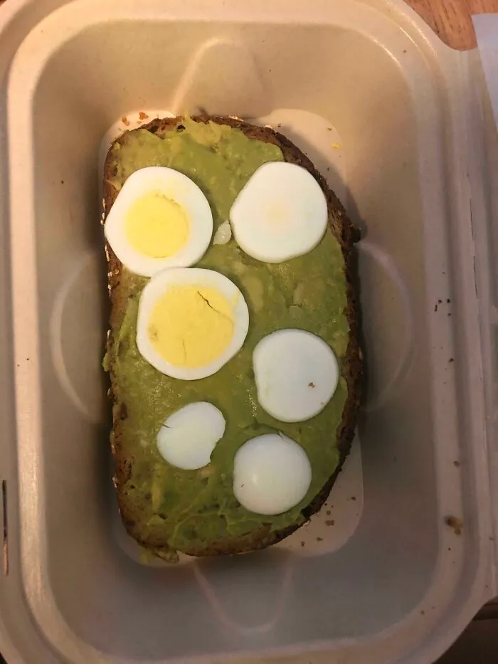 La tostada de aguacate de mi escuela cuesta 7 dólares