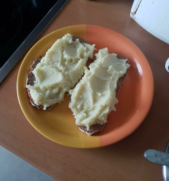 Me gusta comer pan con puré de patatas y la gente me dice que no es normal