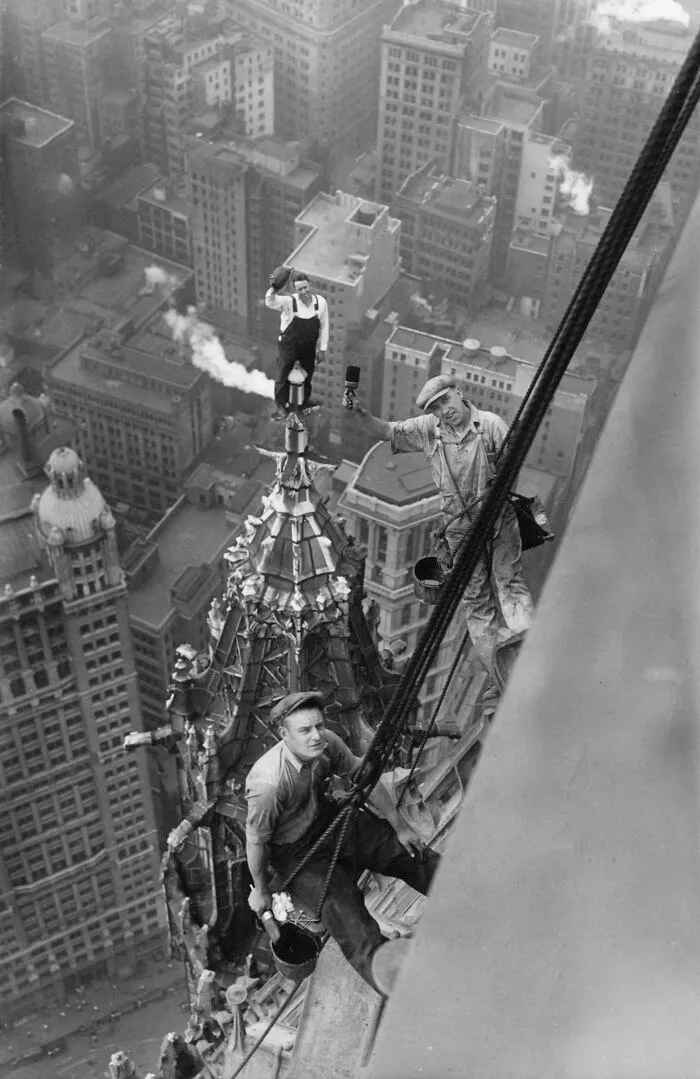 Pintores en el entonces edificio más alto del mundo, el edificio Woolworth, Nueva York, 1926